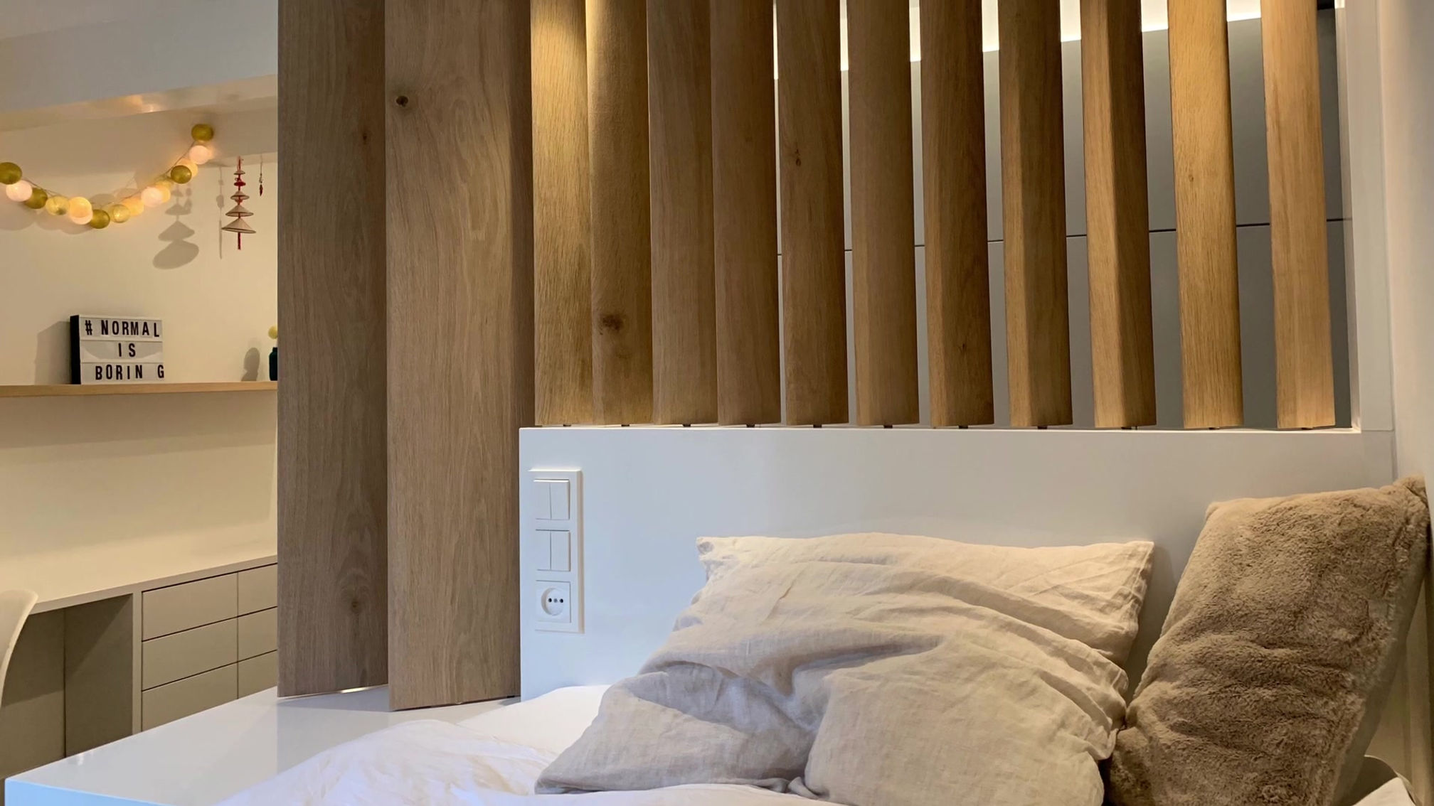 Roomdivider met draaibare lamellen